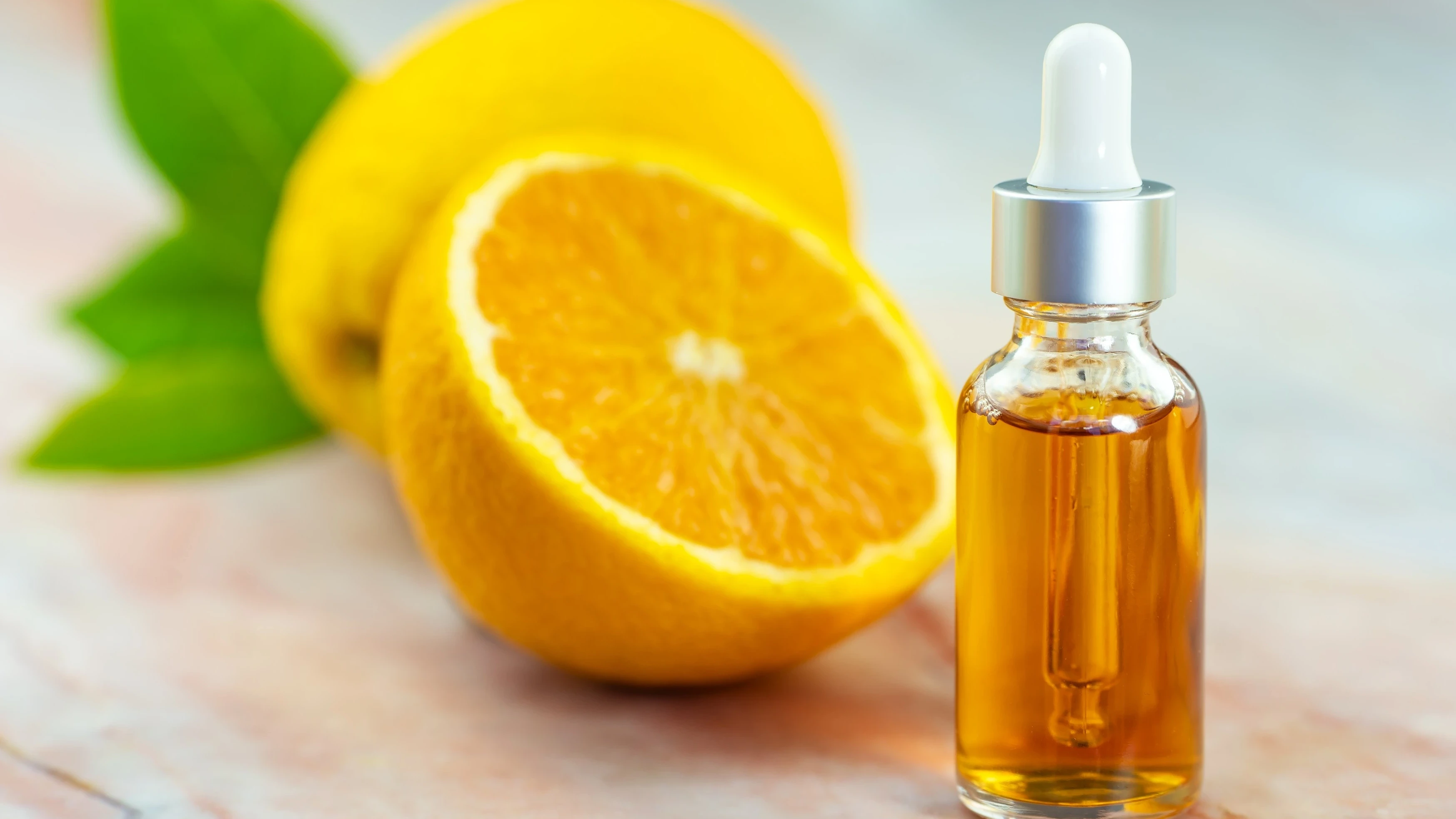 The Dynamic Duo: Exploring the Benefits of Retinol Serum and Vitamin C