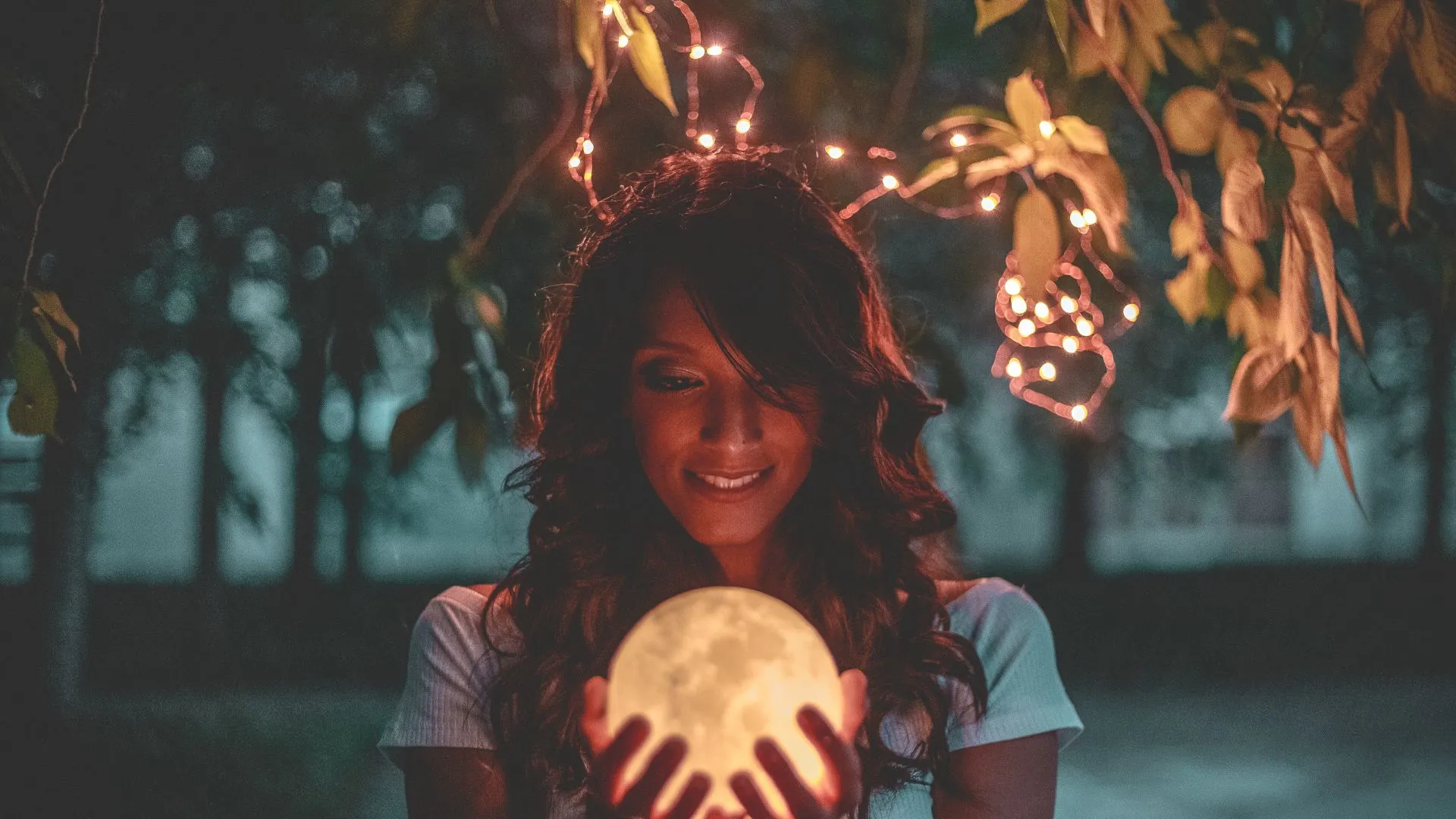 Guide to Essential Oils & Aromatherapy in Alignment with Moon's Phases