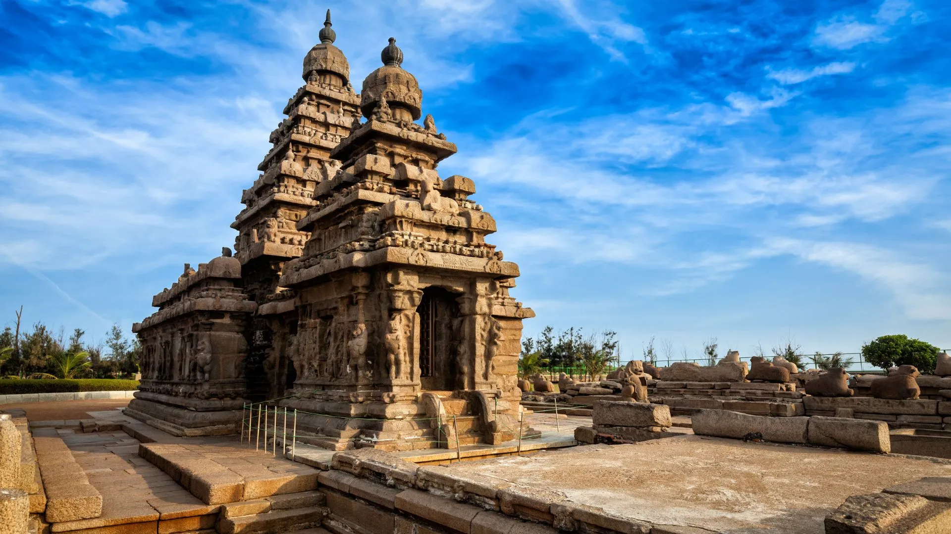 What are the 10 famous temples in Tamil Nadu that you must visit?
