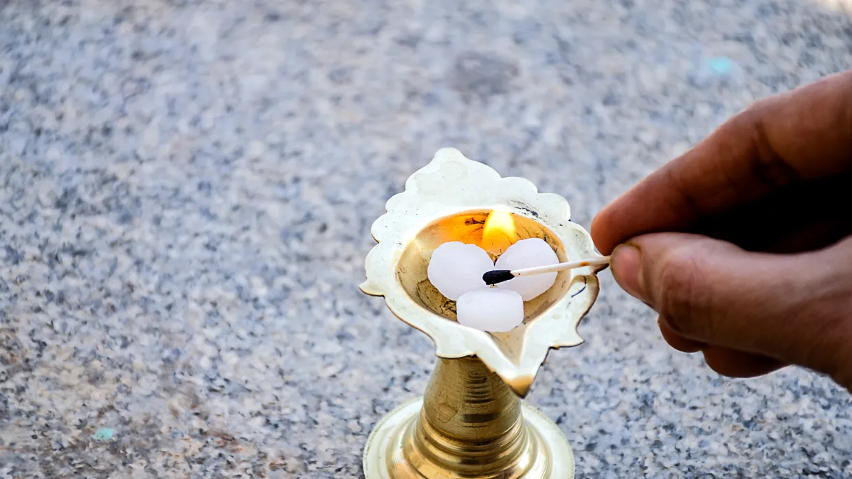 What is Aarti with Camphor? Exploring the Significance and Practice