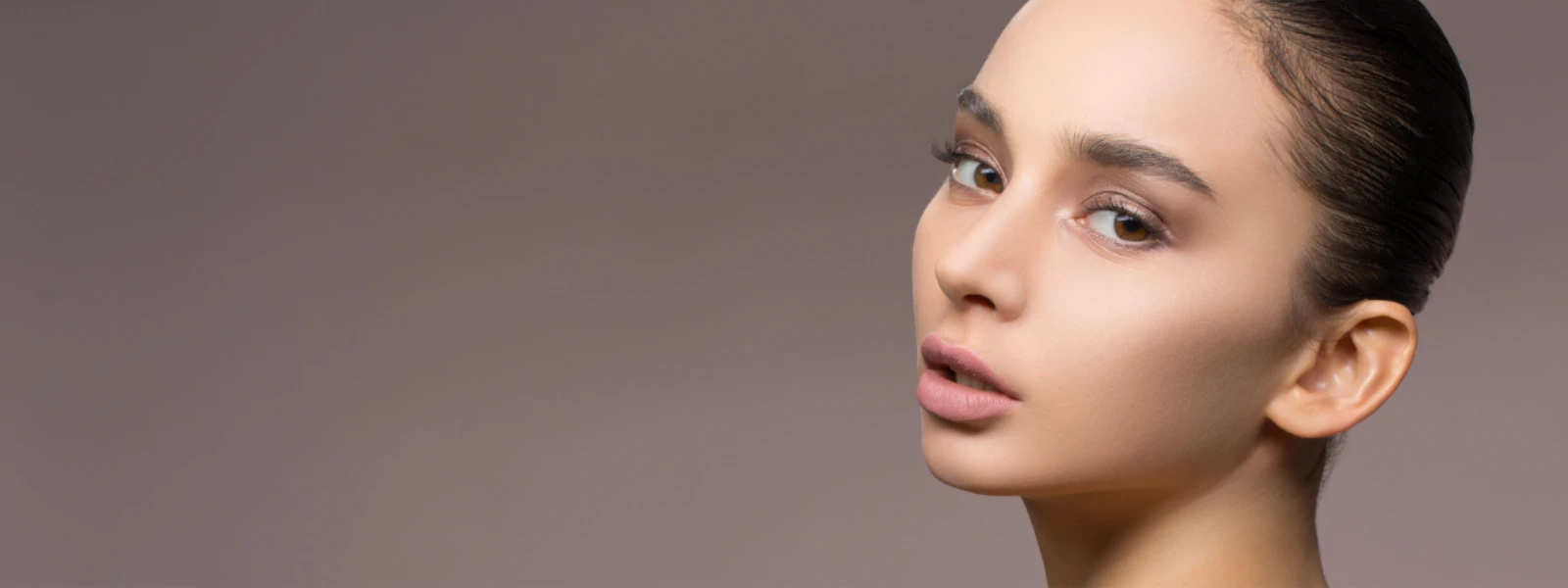 De-Tan Routines Made Smarter: Pairing Tranexamic Acid with Niacinamide Cleansers for Clearer Skin