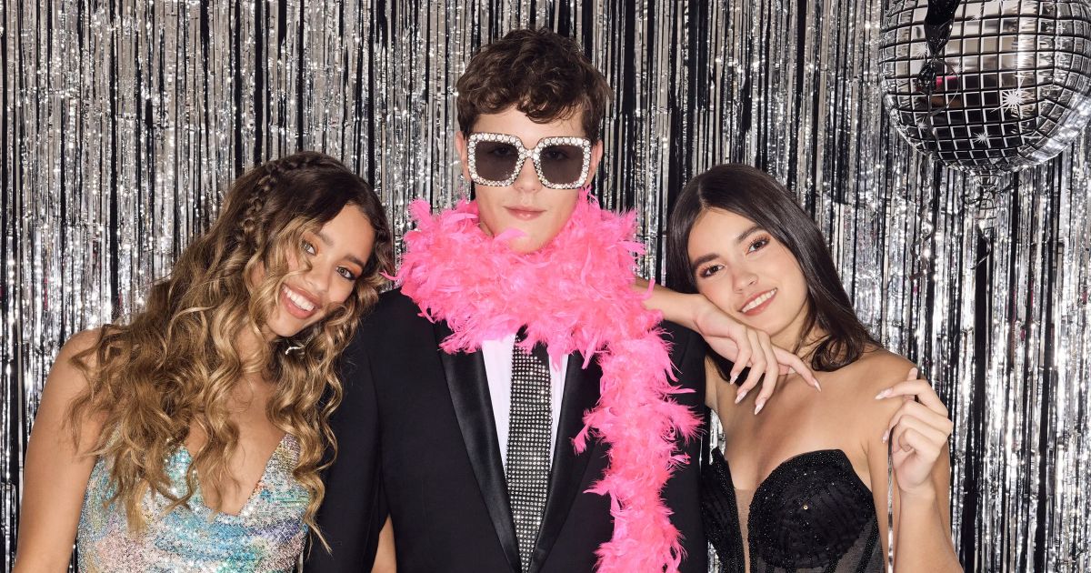 How Do I Coordinate Prom Dress Colors with My Date or Group?