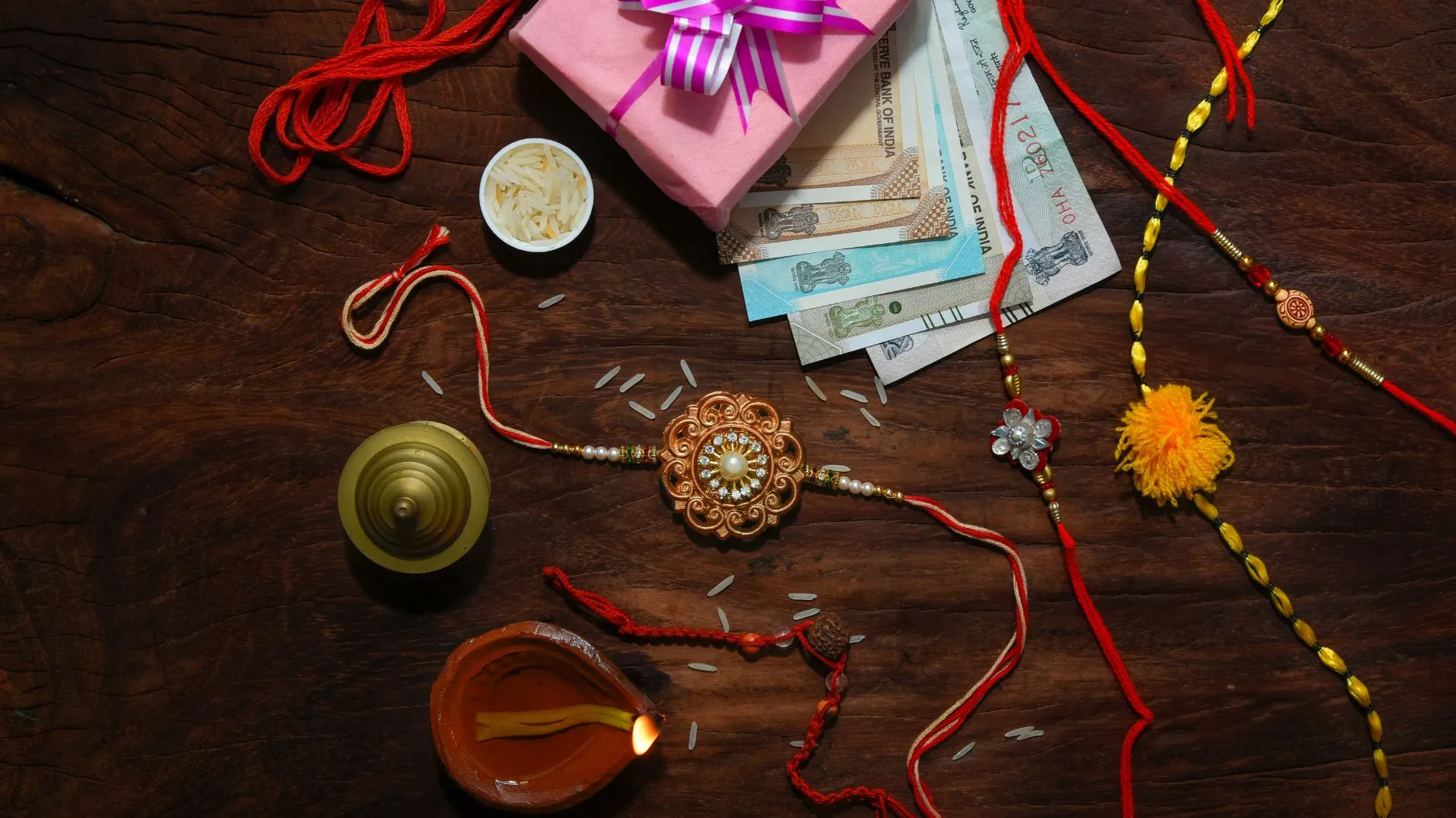 Shop the Best Gift Hampers for Rakhi