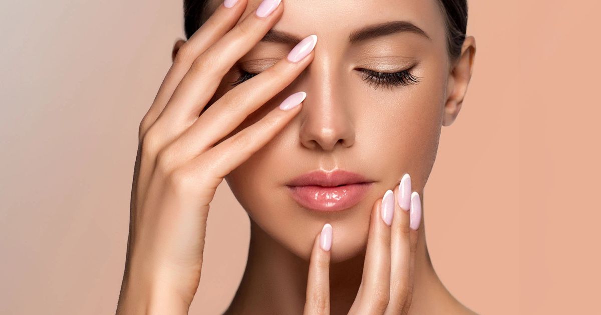 Nail art fai-da-te: crea una perfetta manicure francese a casa facilmente.