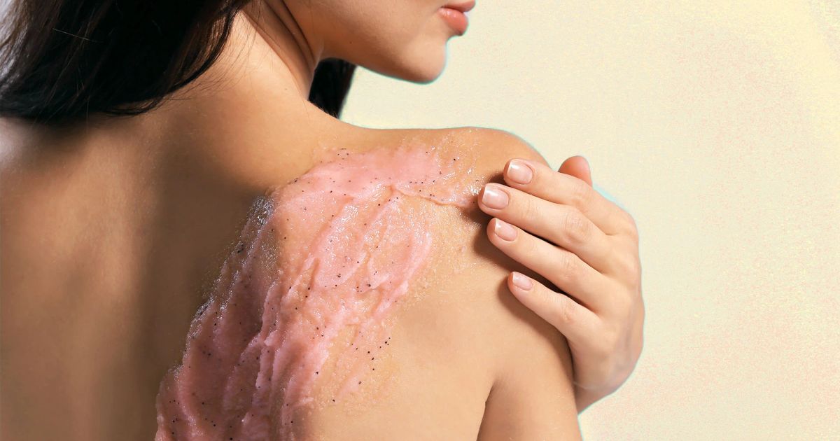 Sette scrub viso fai-da-te per una pelle luminosa e radiosa a casa.