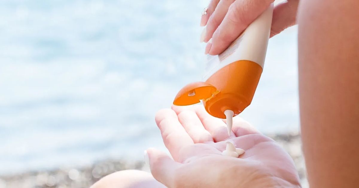 Essenziali per la cura del viso: 7 consigli per applicare la protezione solare correttamente.