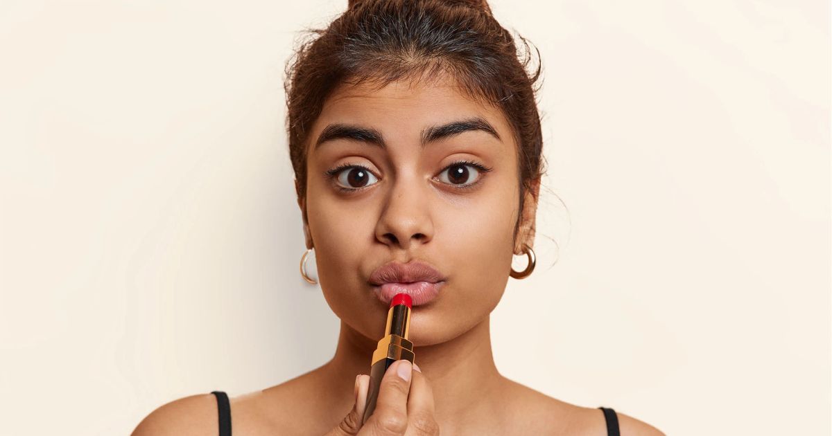 Guida ai colori di rossetto per pelli scure: consigli per una scelta perfetta.