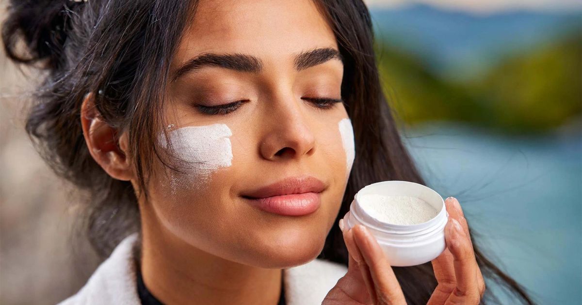 How to Use Cooling Powder for Soothing, Hydrating Skin