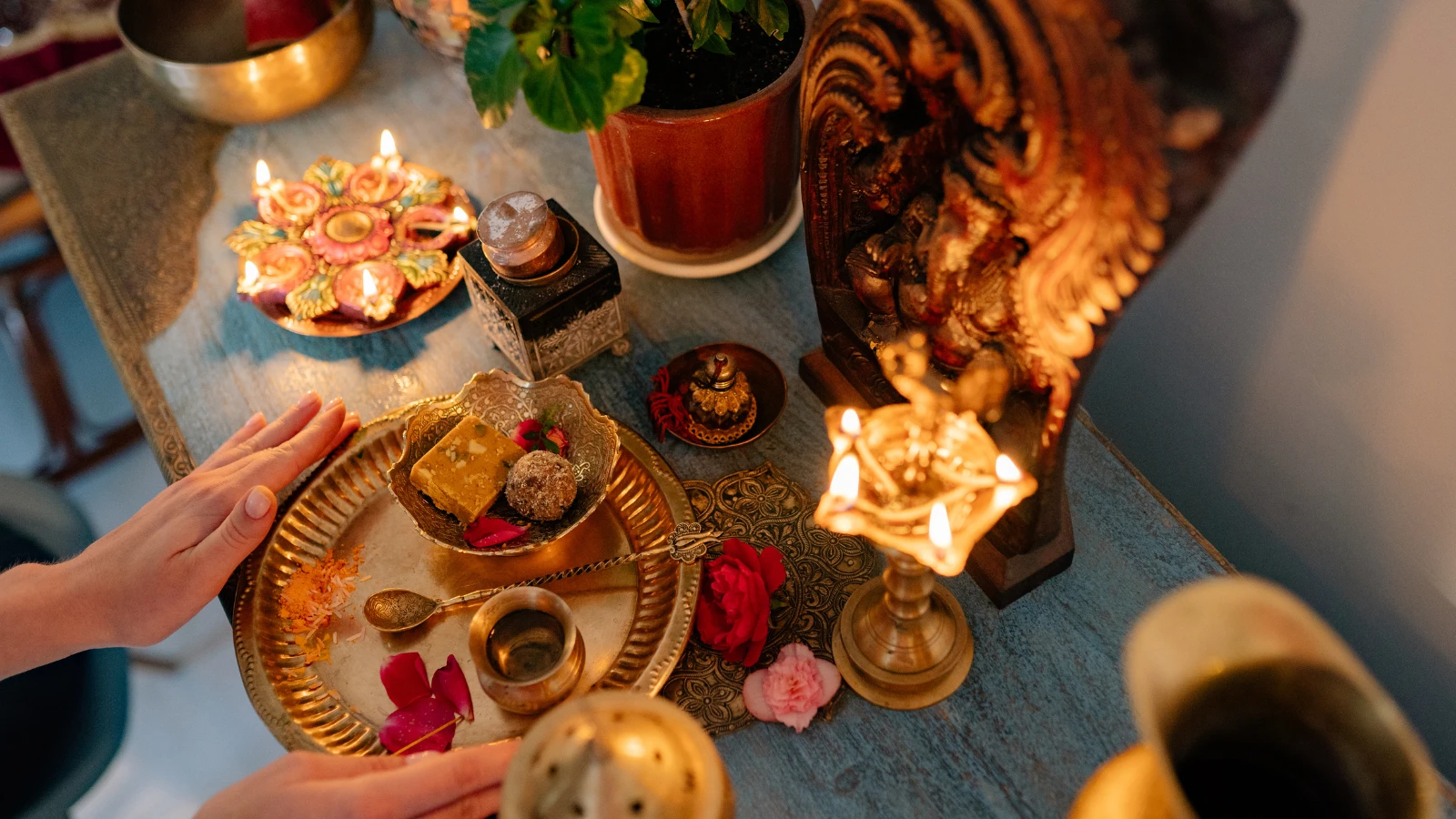 Diyas for Puja: Choosing the Perfect Decorative Diya Stand